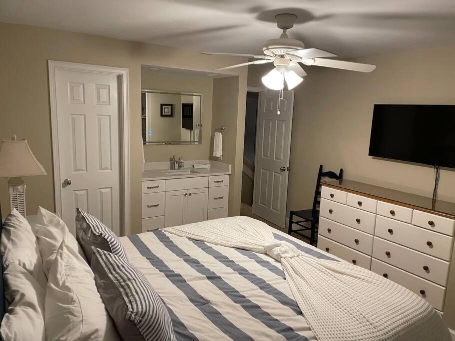 In The Heart Of Harbour Town 2Br 2Ba Pool Access Close To Beach Hilton Head Island Eksteriør bilde